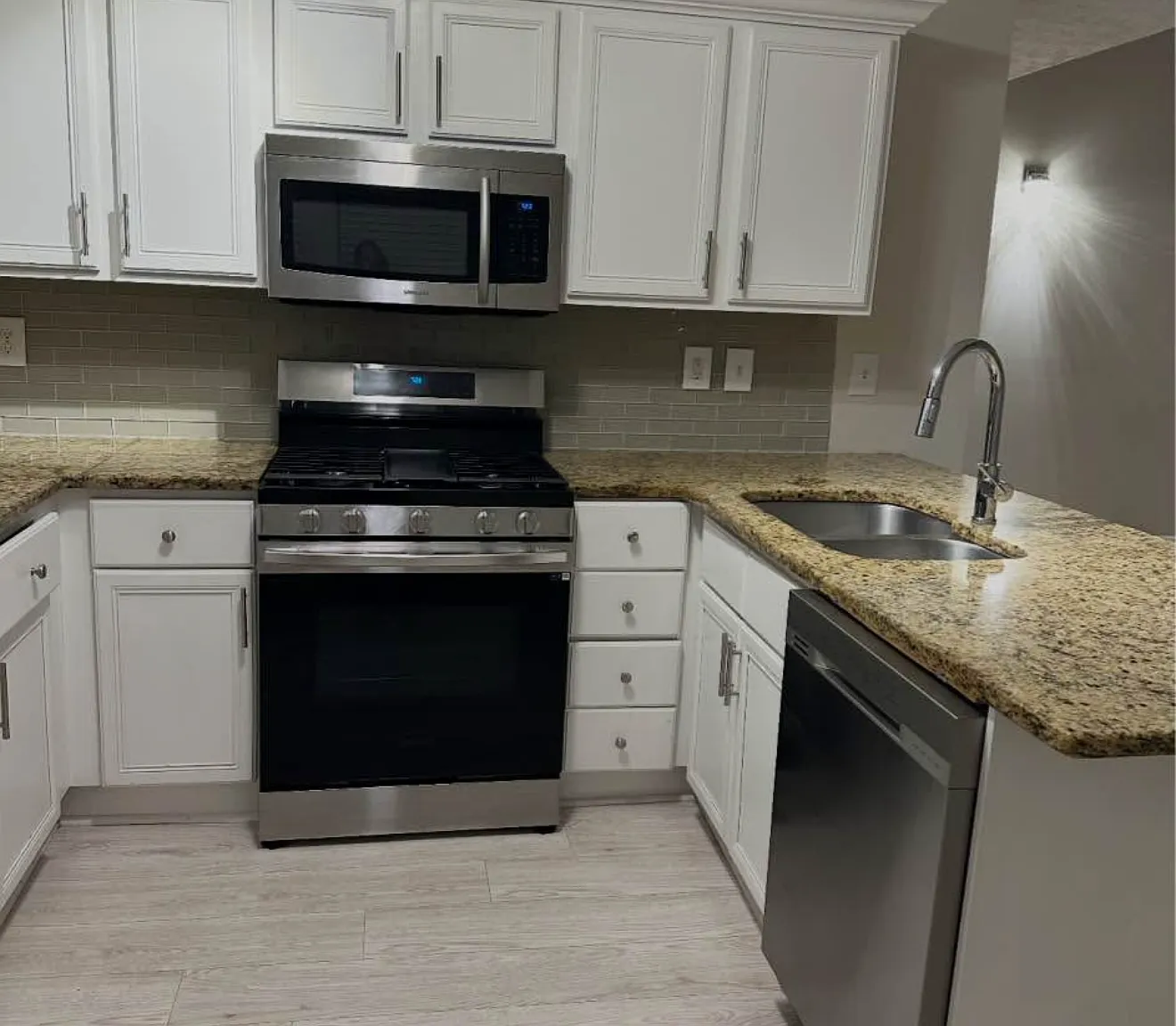 3 bed, 2210 sqft, $2,200 — Photo 2