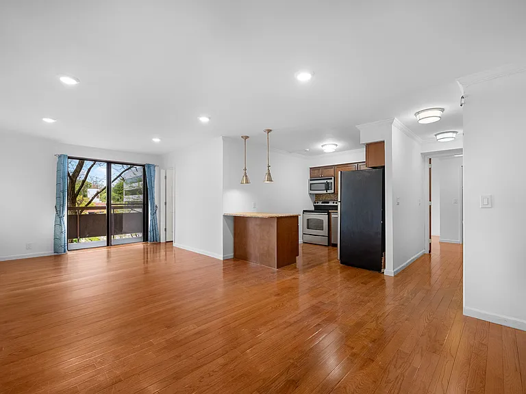 141 Great Neck Rd #2G — Photo 9