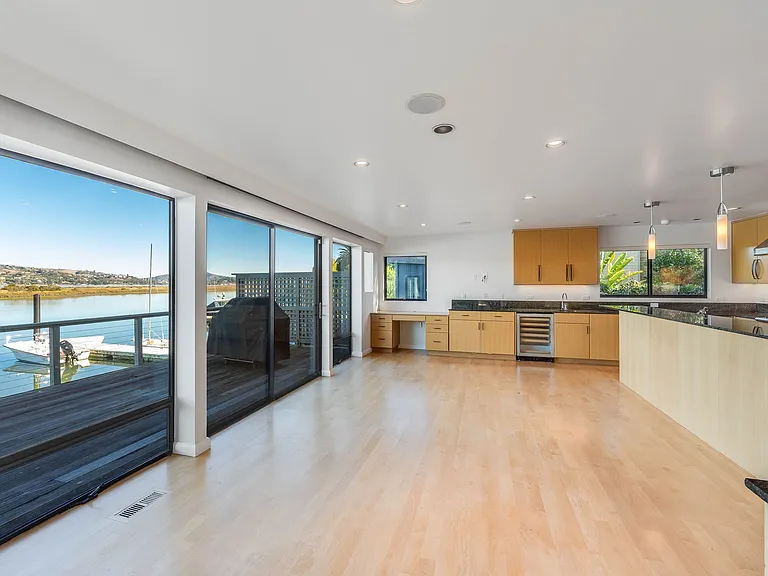 363 E Strawberry Dr — Photo 10