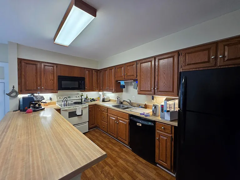 717 Botetourt Gdns — Photo 10