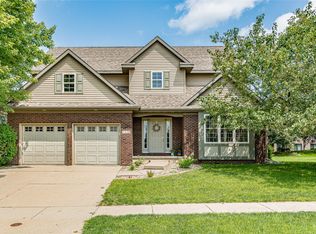 1530 Litchfield Dr, Hiawatha, IA 52233