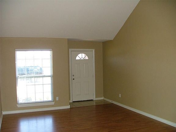 2nd image of 933 Oak Crossing Dr