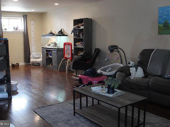 4th image of 4211 Chippendale St
