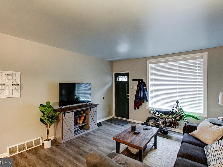 1215 Daly St — Photo 5
