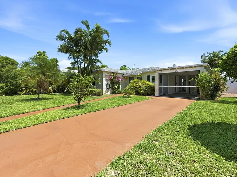 221 Princeton Dr — Photo 3