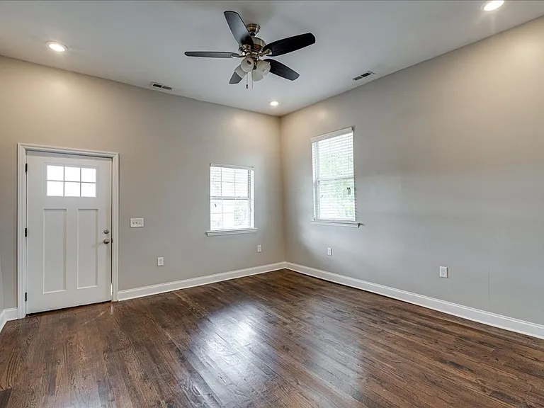 2425 Chamberlain Ave — Photo 3