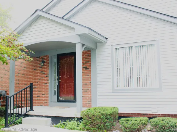 462 Winwood Cir, Walled Lake, MI 48390