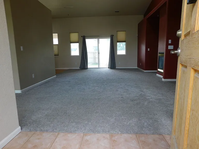566 Garnet Dr — Photo 2