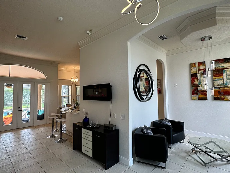 Entry way - kitchen to the right