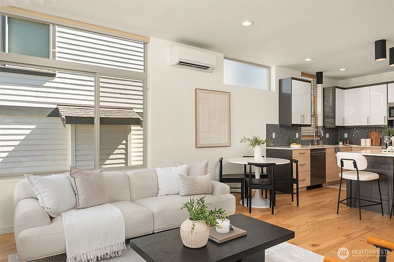 5th image of 464 NE Maple Leaf Place #B
