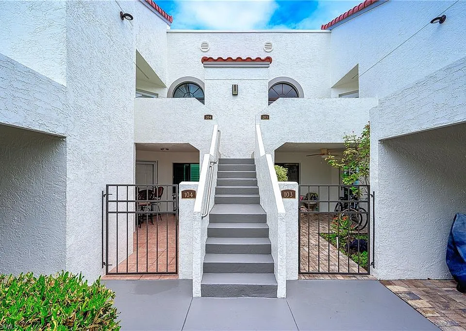565 Beachwalk Cir #T-104