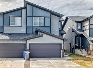 35 Waterford Hts, Chestermere, AB T1X 2M8