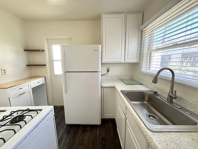 1813 Bacon St — Photo 3