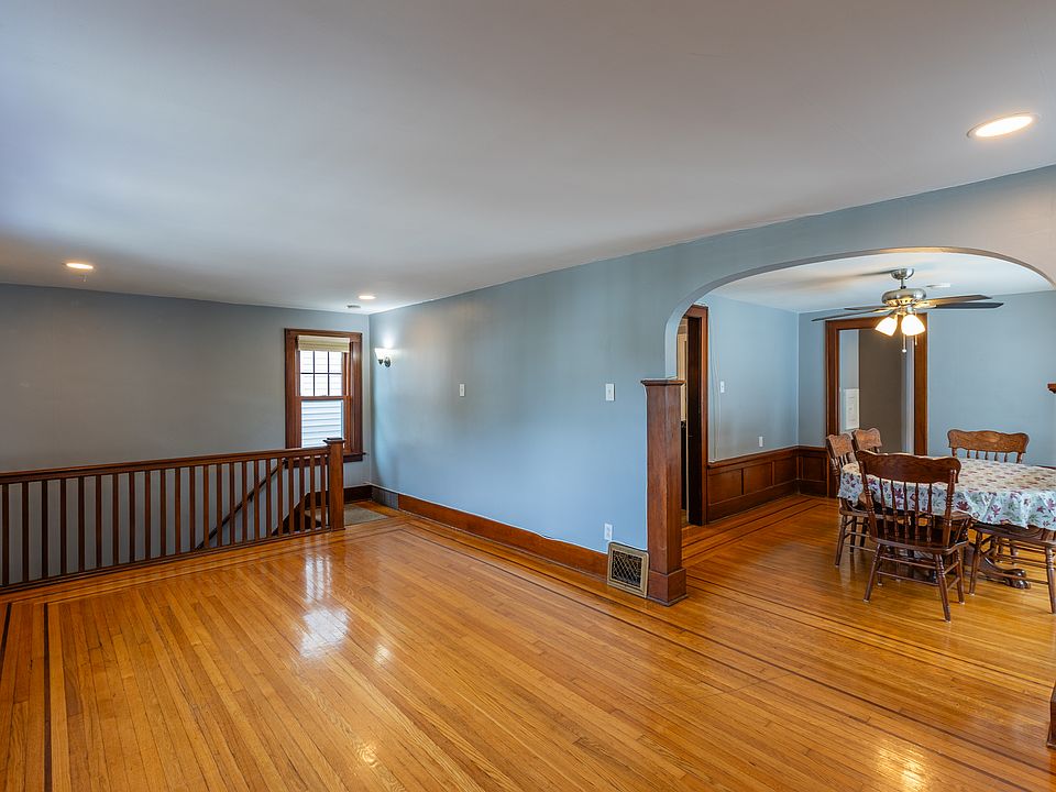 Front entryway stairs to living room, dining room