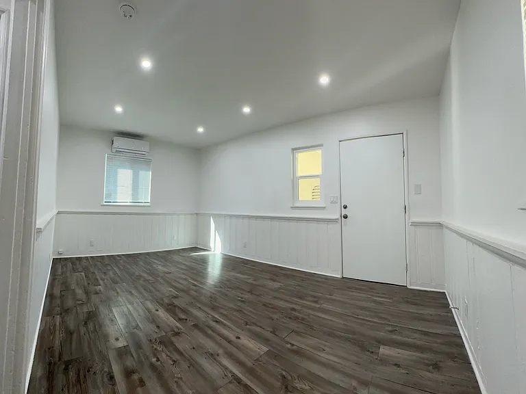 307 N Hollywood Way #B — Photo 4