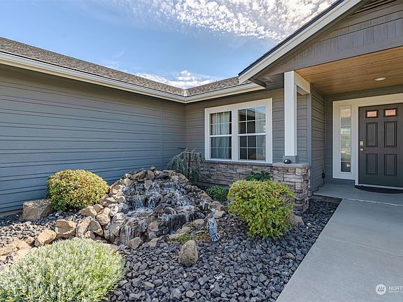 3rd image of 808 Autumn Crest Drive