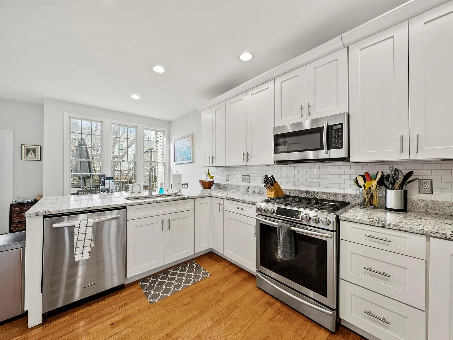 3 bed, 3.5 bath, 2500 sqft, $4,350 — Photo 2