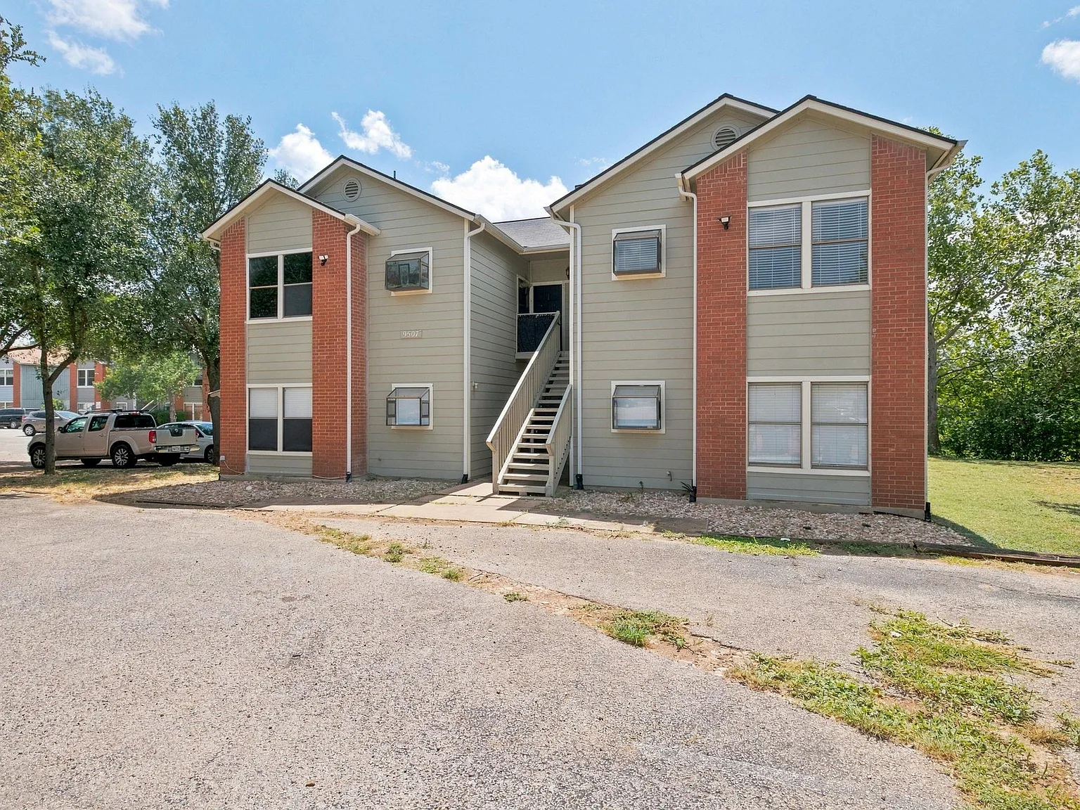 2 bed, 2.0 bath, 904 sqft, $1,300 — Photo 2