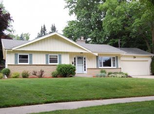 902 Lowell Dr, Waukesha, WI 53186