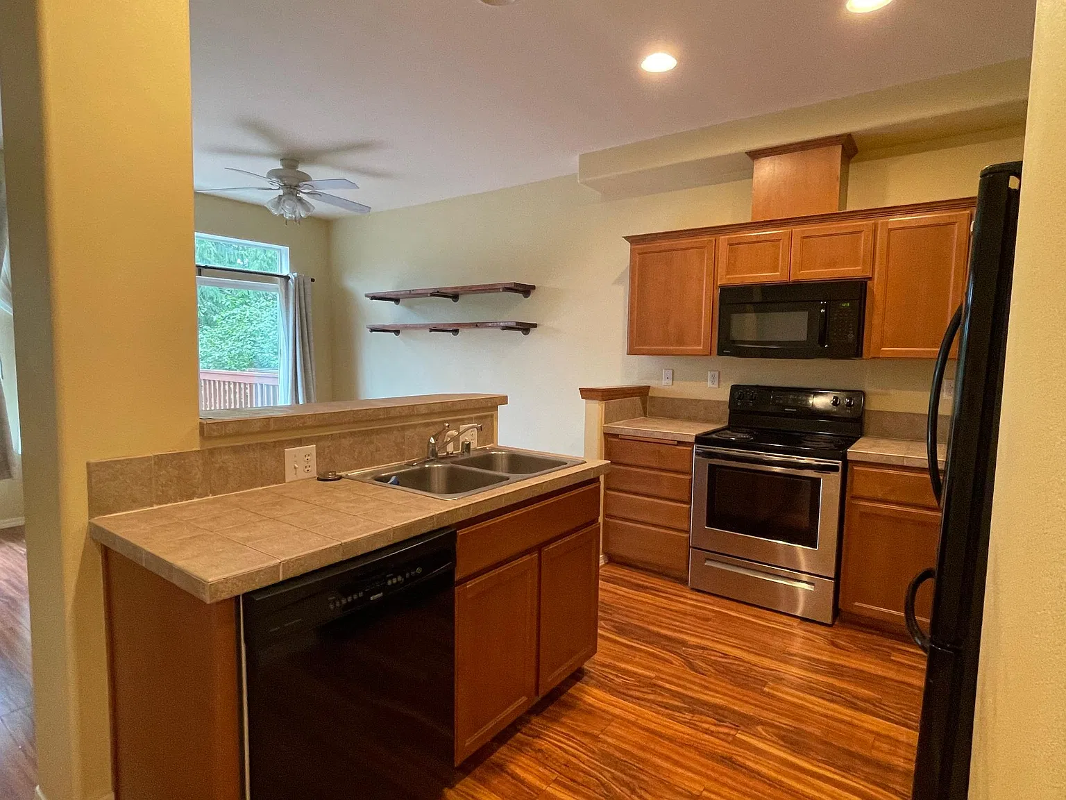 3 bed, 1898 sqft, $2,600 — Photo 3