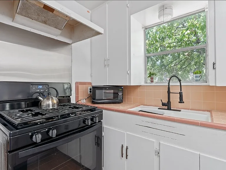 1504 Drake Ave — Photo 6
