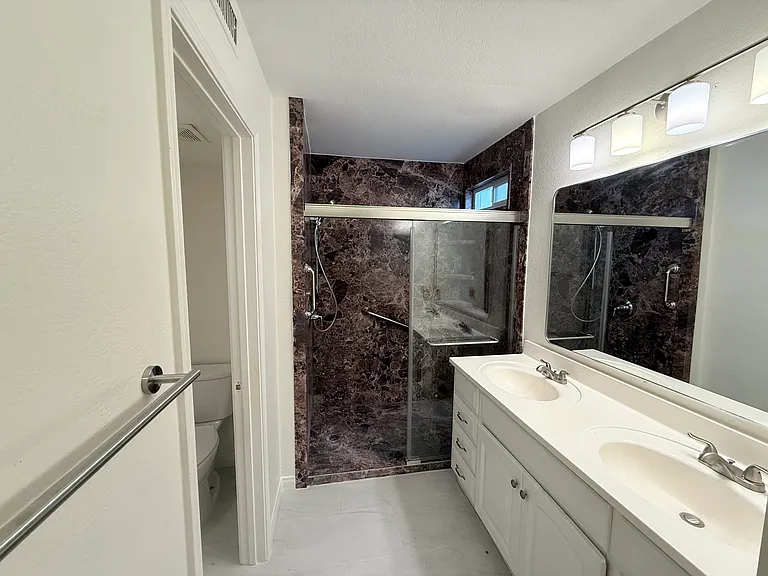 1813 Avenida Segovia — Photo 13