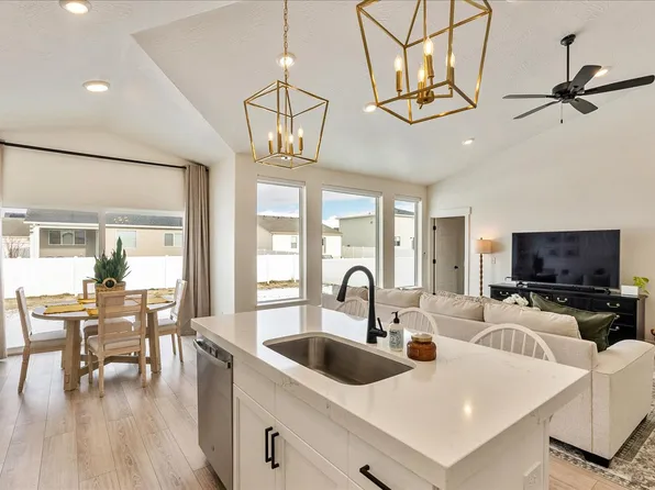 1573 E Lynx Ln, Eagle Mountain, UT 84005