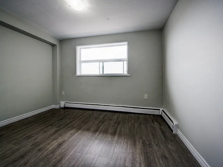 40 Mohawk Rd E — Photo 11