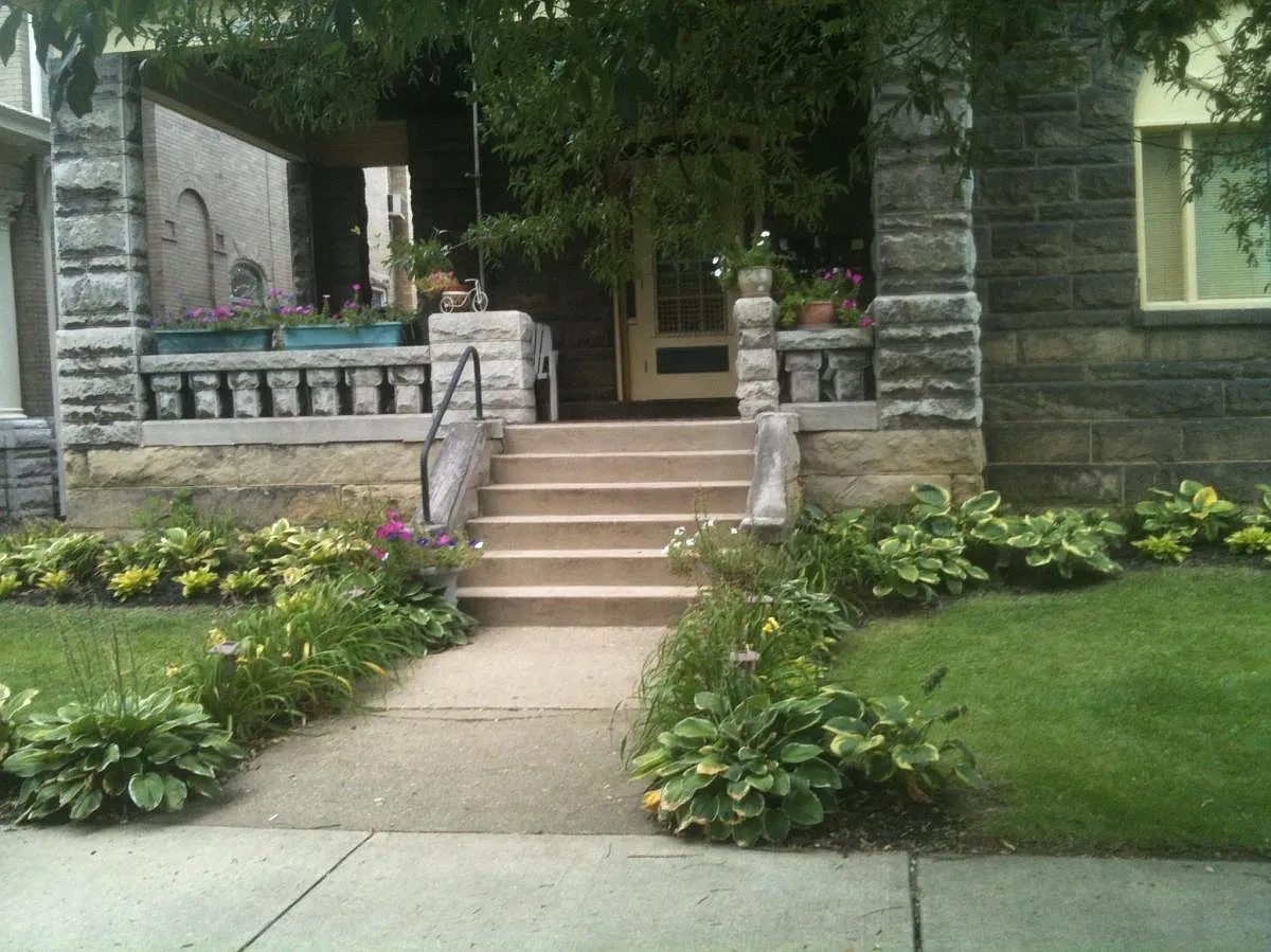 Front Walk - 617 N 4th St #1