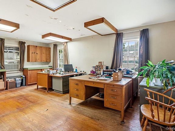 3rd image of 544 S Wellwood Avenue