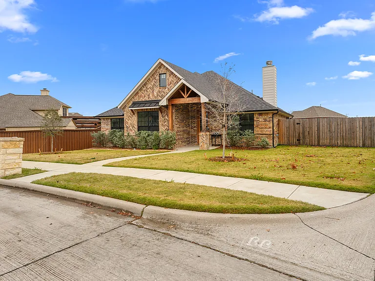 1306 Maverick Ln — Photo 2