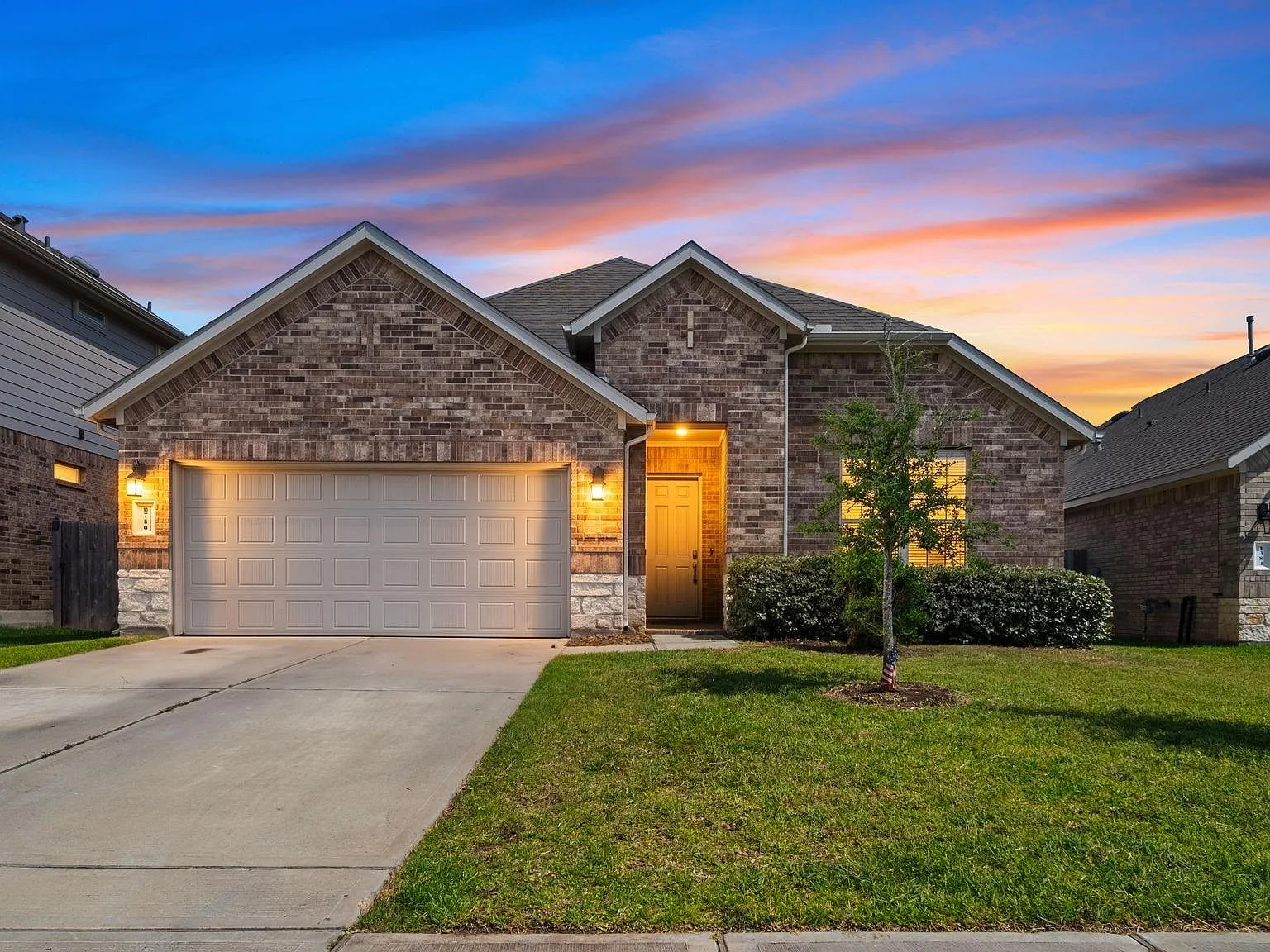 4 bed, 3.0 bath, 2082 sqft, $2,300 — Photo 1