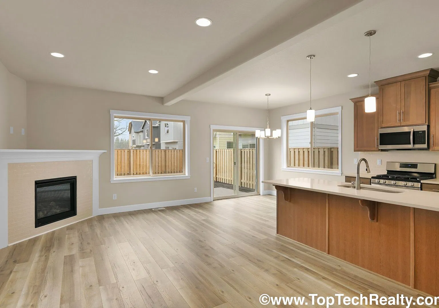 Beautiful Modern 4 Bedroom | 2.5 Bathroom | Single Family Home | Near Quatama Station! — Photo 3