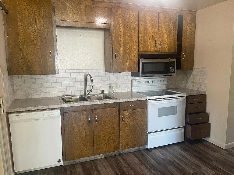 2044 Sunrise Cir — Photo 10
