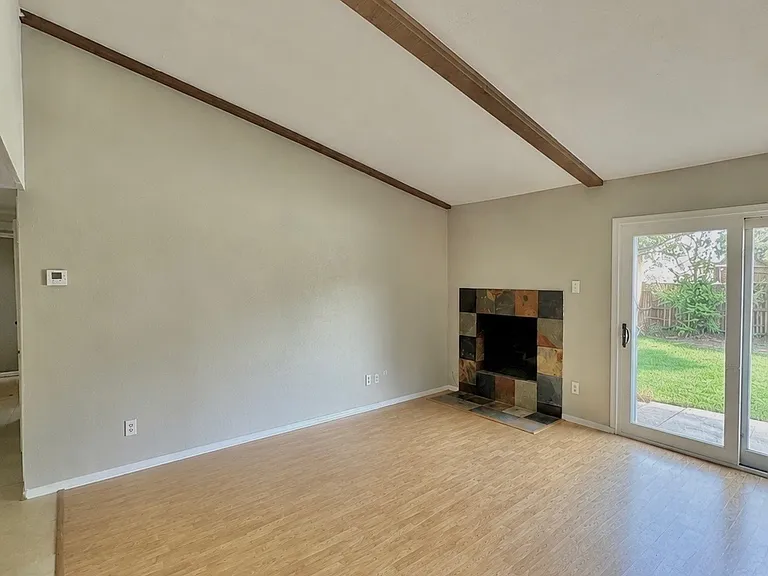 1409 Glacier Dr — Photo 2