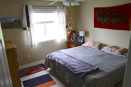 SE Master Bedroom w/ Private Bath, Walk-in Closet