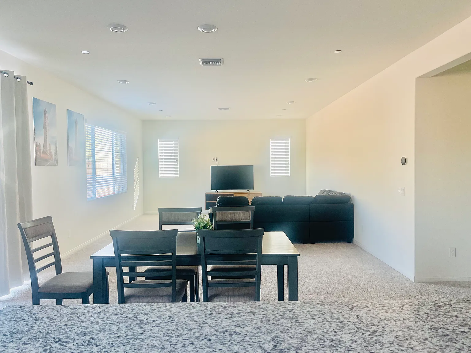 6 bed, 2537 sqft, $1,000 — Photo 4