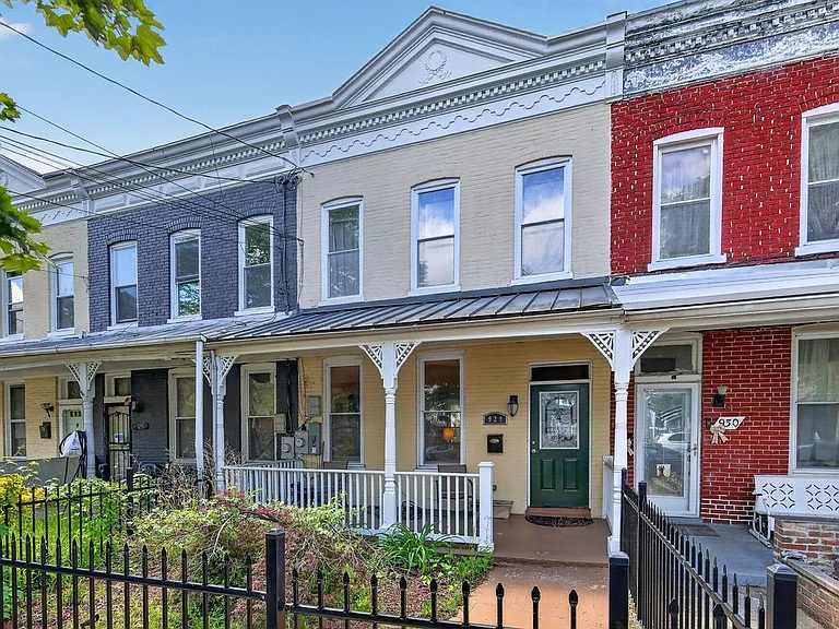 928 Ingraham St NW — Photo 1