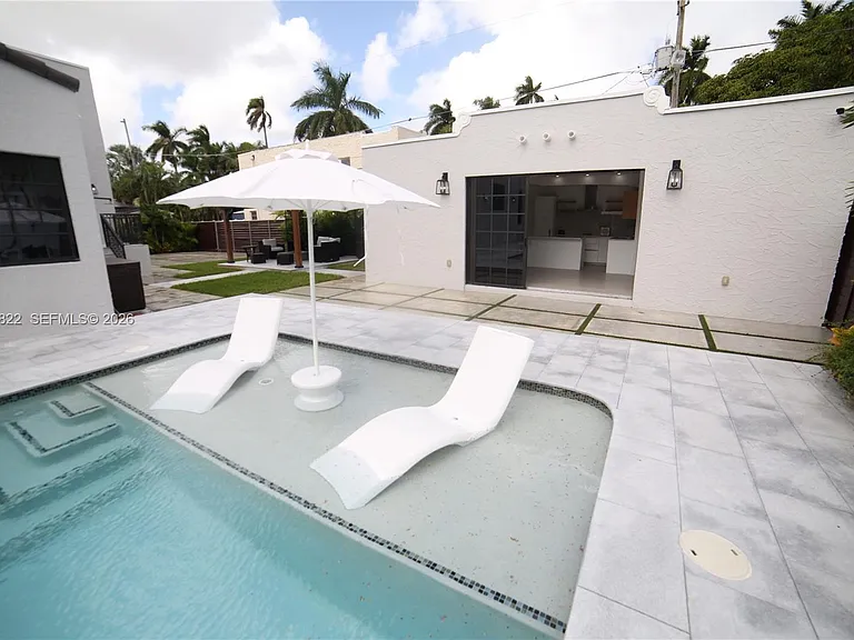 1345 Hollywood Blvd — Photo 34