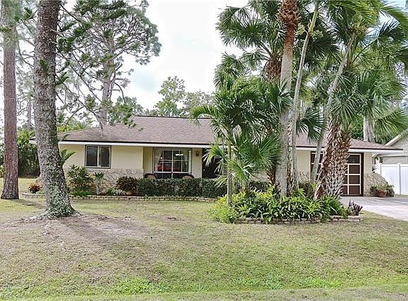 Home showing mature trees, street view