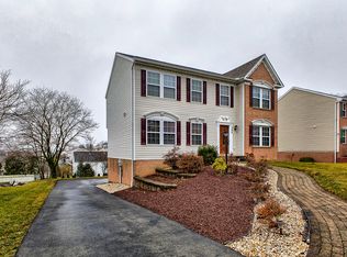 304 Chanticleer Cir, New Stanton, PA 15672