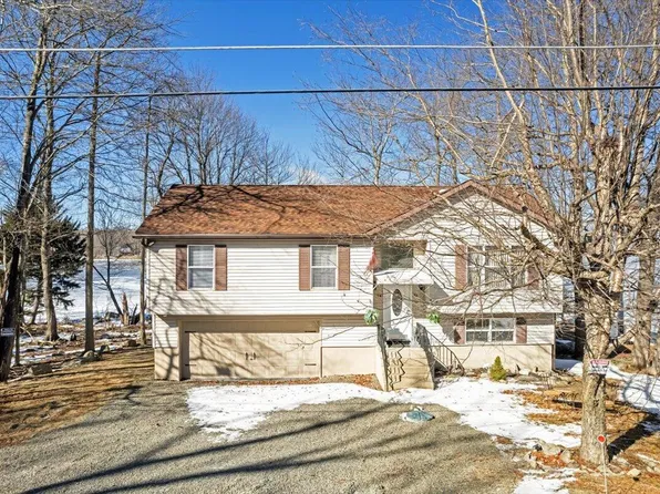 1431 Waterfront Dr, Tobyhanna, PA 18466