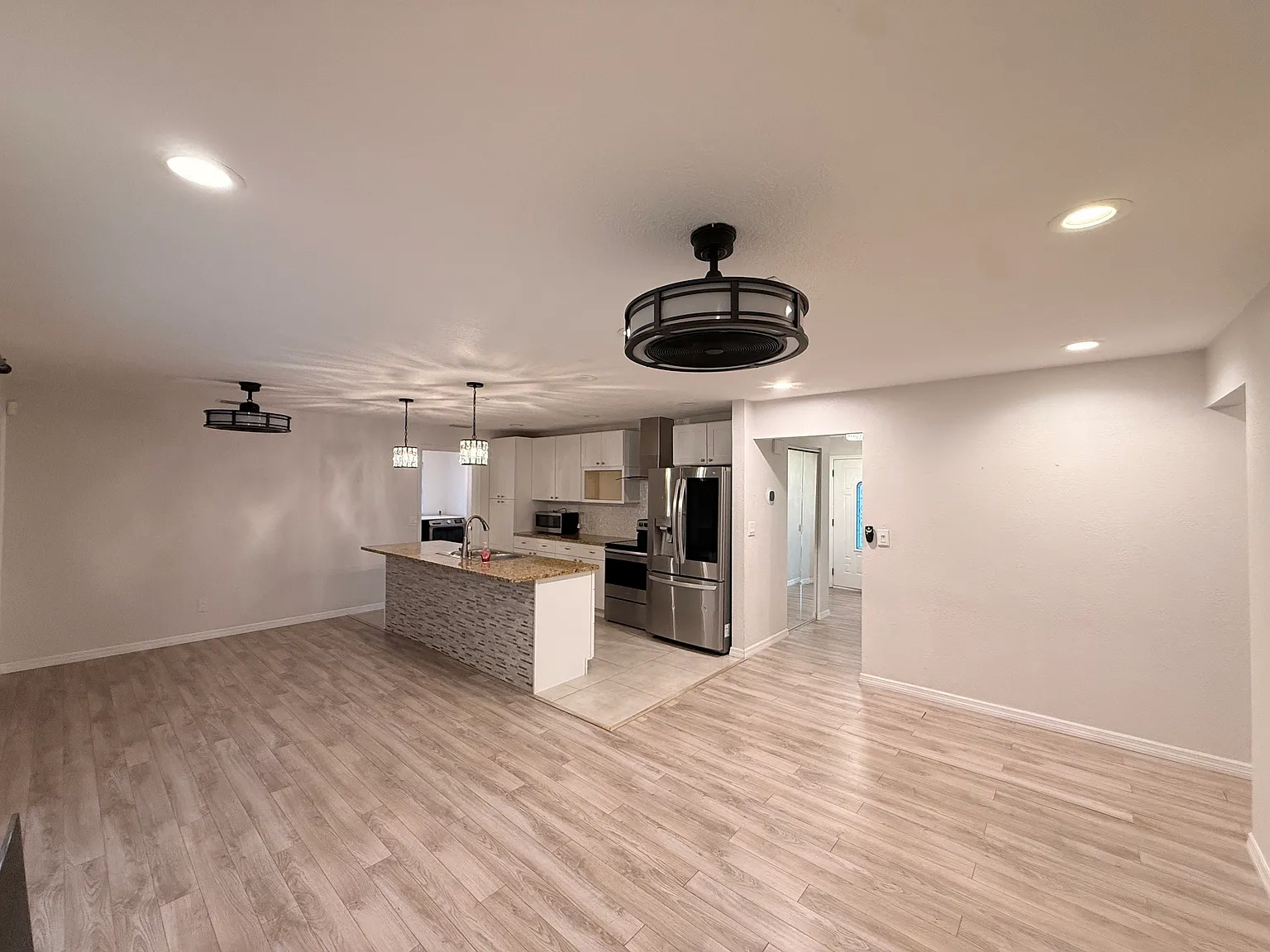 4 bed, 1437 sqft, $2,899 — Photo 3