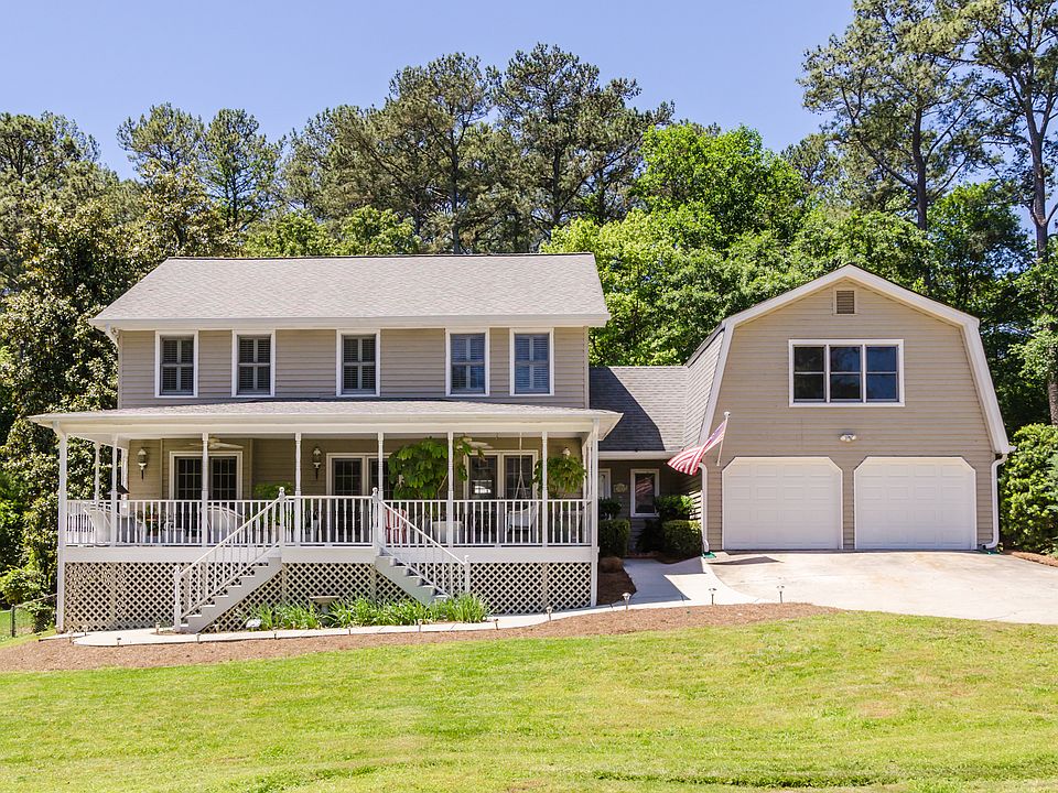 1st image of 423 Cove Dr NE