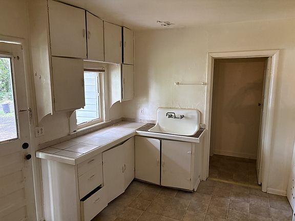 5th image of 1014 W B St APT A