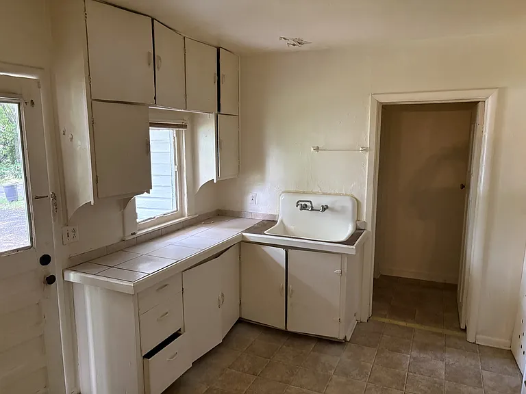 1014 W B St #A — Photo 5