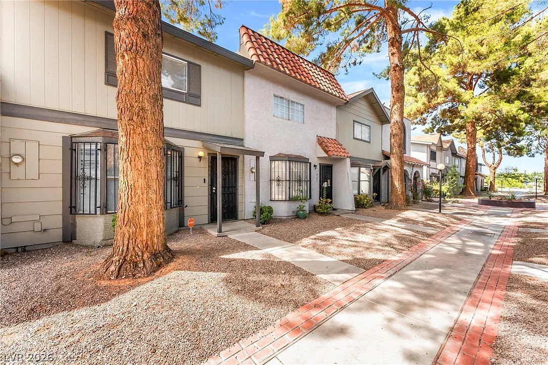 2 bed, 1.5 bath, 1102 sqft, $1,300 — Photo 2