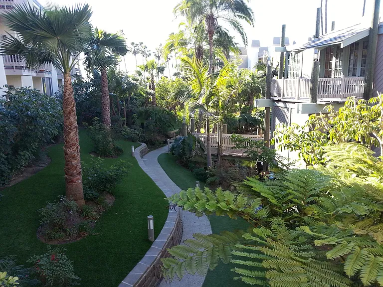 Courtyard walk to Pool and Jacuzzi