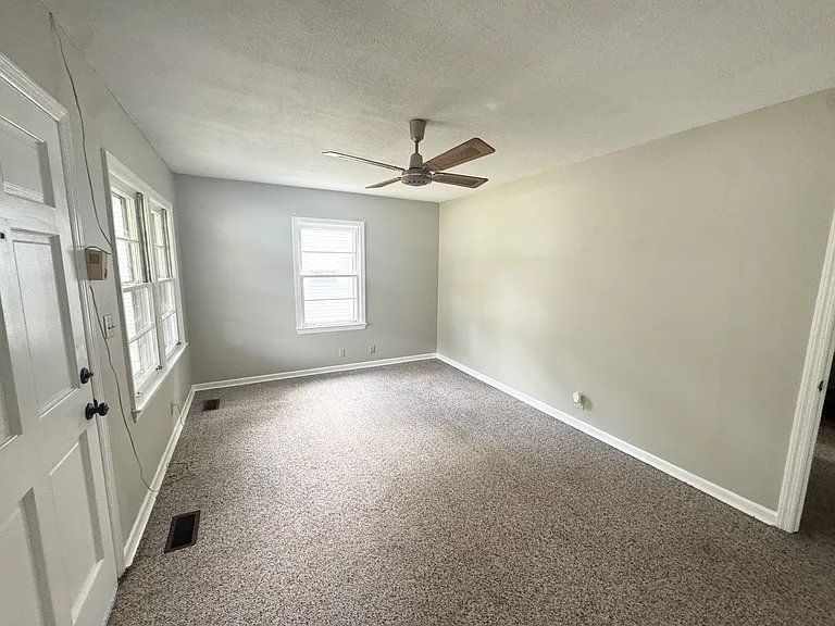 221 Shirley Dr — Photo 4