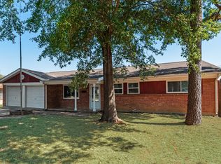 411 Yorkshire Dr, Euless, TX 76040